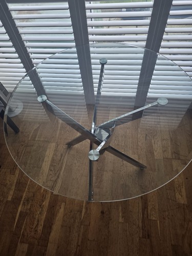 Round glass dining table - , seats